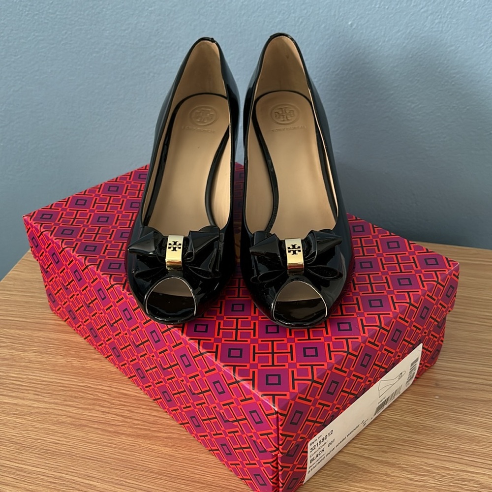AUTHENTIC TORY BURCH Stacked Bow Wedges Black - Size 8